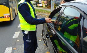 KPP Oswicim. Policjant dokonuje badania trzeźwości kierowcy